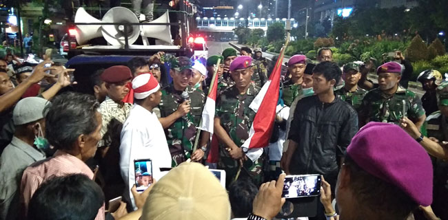 Massa Gelar Aksi Di MH Thamrin Dan Serahkan Bendera Merah Putih Untuk TNI