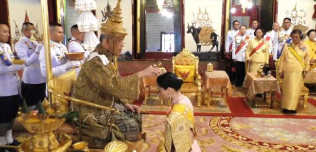 Raja Thailand Tahbiskan Sang Istri Sebagai Ratu