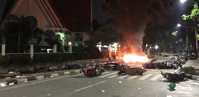 Seorang Wartawan Pasrah Melihat Sepeda Motornya Dibakar Massa Aksi 22 Mei