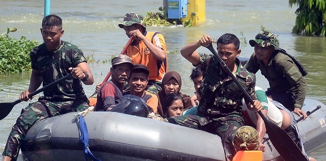 Prajurit 'Sapu Jagad' Evakuasi Korban Banjir Di Cerme Gresik
