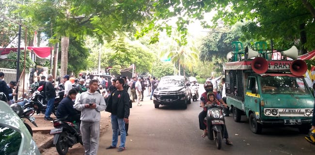Mobil Komando Bersiap Di Seberang Rumah Prabowo