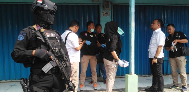 Diduga Masih Ada Bahan Peledak, Tim Densus 88 Kembali Menggeledah Toko Handphone Di Bekasi