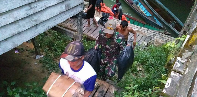 Satgas Yonmek 643/Wns Sumbang Bantuan Korban Longsor Sungkung Medeng