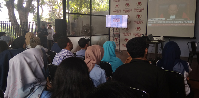 Relawan Prabowo-Sandi Nobar Putusan MK Di Media Center BPN