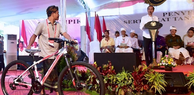 Sempat Dilarang Saat Pilpres, Kini Jokowi Kembali Bagi-Bagikan Sepeda