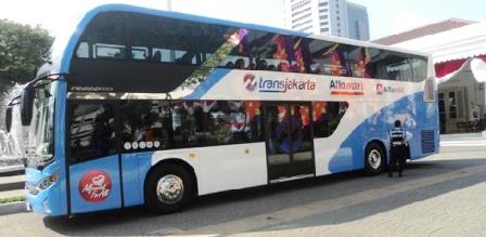 Libur Lebaran, Warga Rela Antre Demi Naik Bus Tingkat Transjakarta