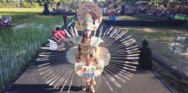 Parade Kostum, Cara Desa Ini Promosi Kerajinan Bambu