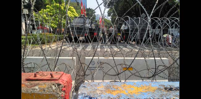 Penjagaan KPU Diperketat, Kawat Berduri Blokade Jalan Imam Bonjol