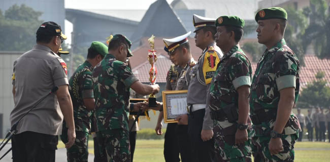 Pangdam Brawijaya Beri Penghargaan Personel TNI-Polri
