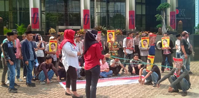 Sambil Pakai Topeng Poster, Massa Minta KPK Periksa Airlangga Soal PLTU Riau-1