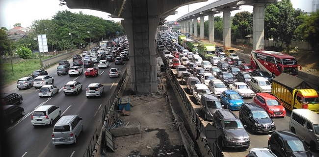 140 Ribu Lebih Kendaraan Melintas Di Jalan Tol Jakarta-Cikampek Pada Hari Pertama Dan Kedua Lebaran