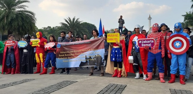 Pakai Baju Superhero, Massa GMPRI Tolak Kerusuhan Pasca Pemilu