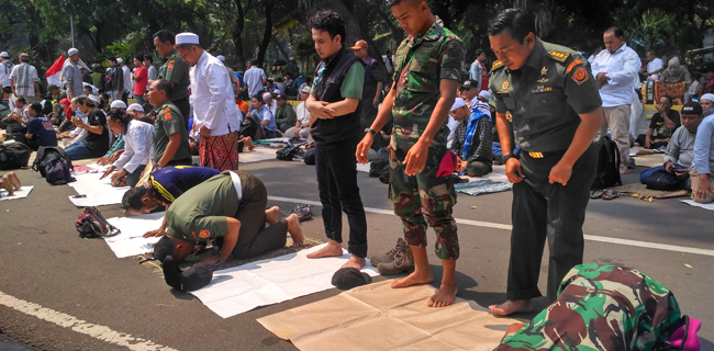 Gelar Salat Berjamaah, Aparat TNI Siapkan Karpet Dan Air Wudhu Untuk Massa Aksi Kawal MK