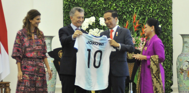 Terima Kaos Timnas Argentina, Jokowi Serahkan Bola Majalengka Kepada Presiden Macri