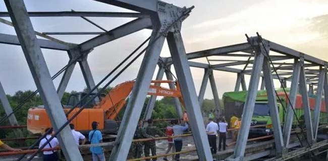 Truk Terjebak Di Jembatan, Lintas Timur Sumatera Terhambat