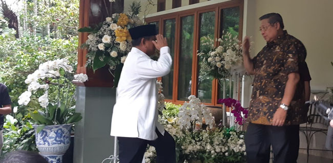 Tiba Di Cikeas, Prabowo Hormat Dan Peluk SBY