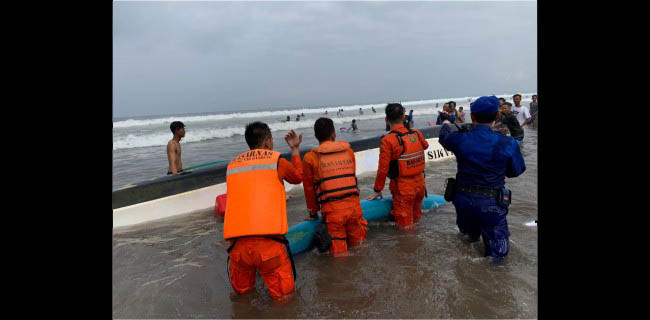 Perahu Terbalik Di Pangandaran, 2 Nelayan Dievakuasi Selamat