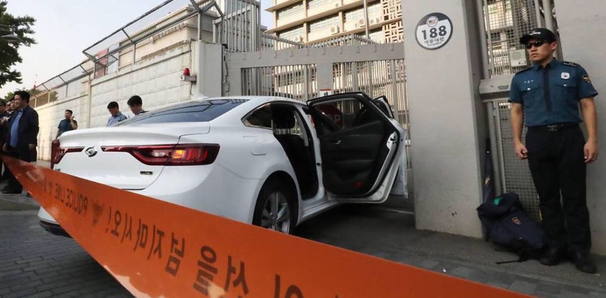 Mobil Berisi Puluhan Tabung Gas Sekali Pakai Tabrak Gerbang Kedubes AS Di Seoul