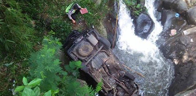Rem Blong, Mobil Berisi Satu Keluarga Terjun Bebas Ke Sungai Sedalam 8 Meter