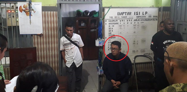 Saat Diringkus Jaksa, Anggota DPRD Kota Sorong Henry Poltak Sedang Meringkuk Di Kamar Mandi