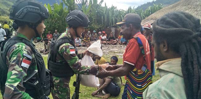 Satgas Pamtas RI-PNG Kunjungi Rumah Warga Yang Sedang Berduka