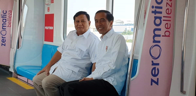 Senyum Jokowi Di Samping Prabowo