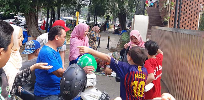 Merasa Kasihan, Pasutri Kirim 50 Nasi Kotak Ke Pengungsi