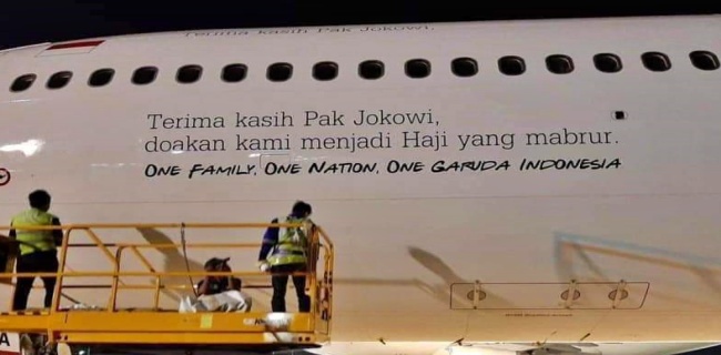 Netizen Protes Tulisan "Terima Kasih Pak Jokowi" Di Pesawat Garuda Pengangkut Jamaah Haji