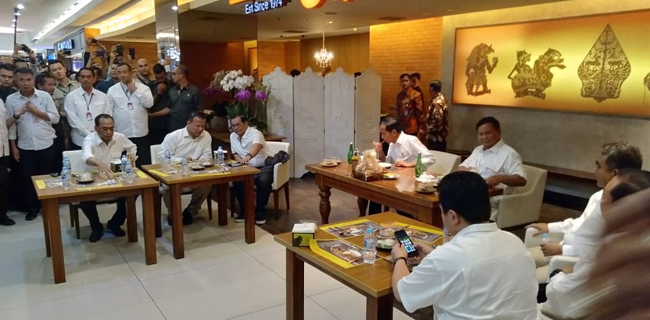 Jokowi Dan Prabowo Berjalan Sekitar 500 Meter Dari Stasiun Ke Restoran Sate