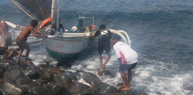 Bakamla Evakuasi Kapal Nelayan Yang Mati Mesin Di Bali