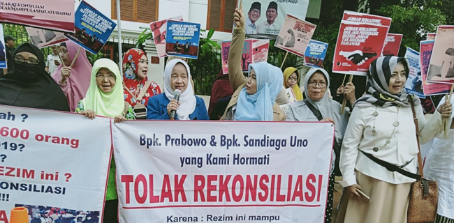 Emak-emak Aksi Di Depan Rumah Prabowo