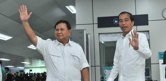 Kompak Pakai Baju Putih, Jokowi Berpelukan dengan Prabowo di MRT Lebak Bulus