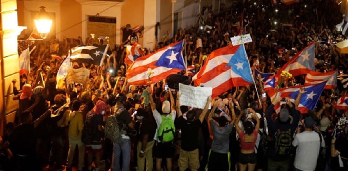Gubernur Puerto Rico Mundur, Pengunjuk Rasa Bersorak-sorai