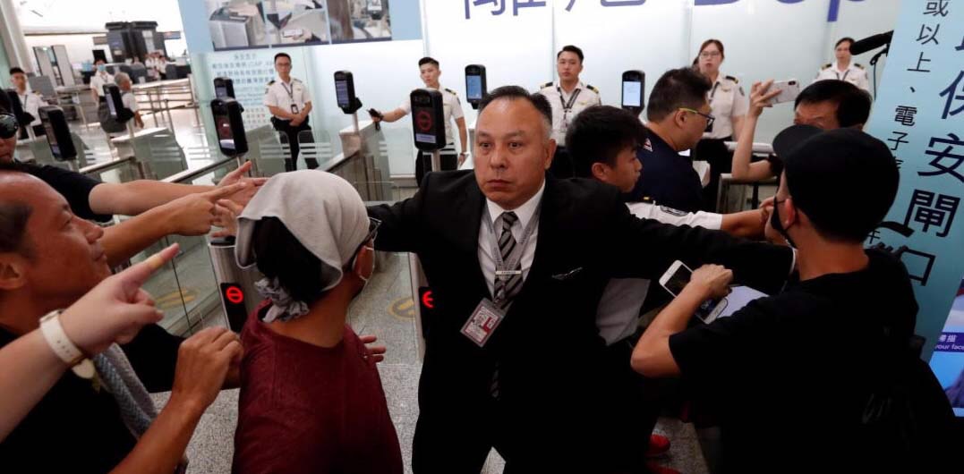 Penerbangan Kembali Terganggu, Pemimpin Hong Kong Desak Demonstran Menahan Diri