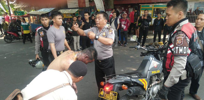 Bukan Tiga, Polisi Yang Terbakar Karena Dilempar Bensin Oleh Mahasiswa Jadi Empat Orang