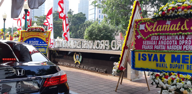 Beragam Karangan Bunga Hiasi Gedung DPRD DKI Jakarta