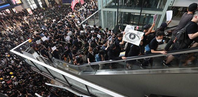 Bandara Hong Kong Lumpuh Diduduki Ribuan Demonstran