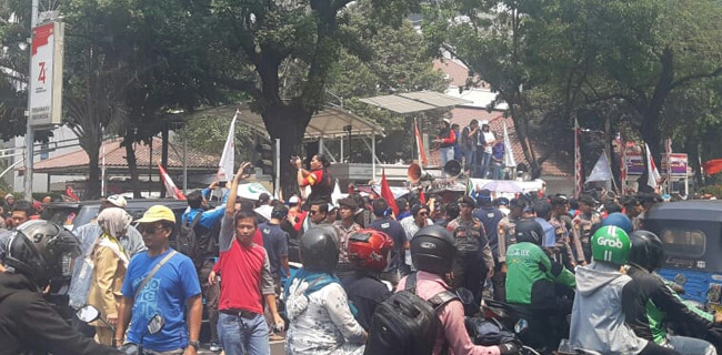 Protes Ganjil Genap, Ratusan Sopir Taksi Online Geruduk Kantor Anies