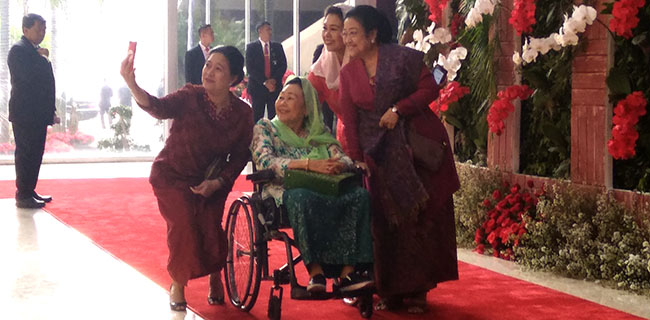 Hangat dan Akrab, Keluarga Gus Dur Dan Megawati Sempat Selfie Jelang Sidang Tahunan MPR