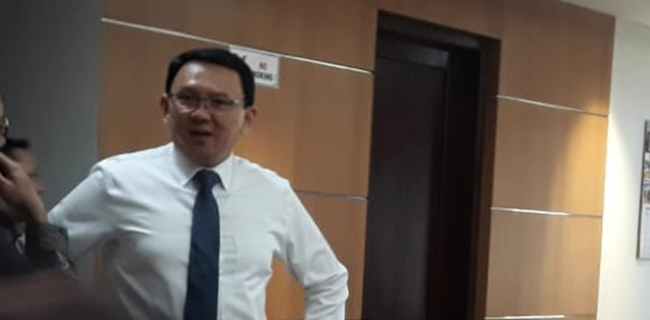 Hadiri Pelantikan Anggota DPRD DKI 2019-2024, Ahok Sibuk Layani Selfie Warga