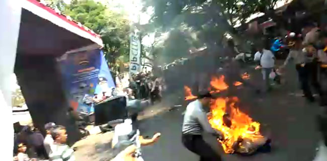 Kronologi Empat Polisi Terbakar Karena Dilempar Bensin Oleh Mahasiswa Di Cianjur