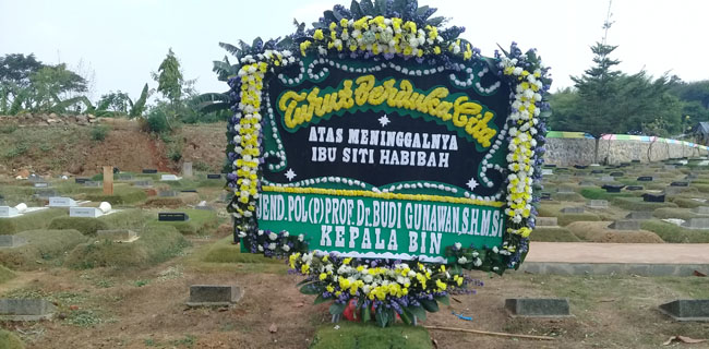Hanya Karangan Bunga Budi Gunawan Terpampang Di Pemakaman Ibunda SBY