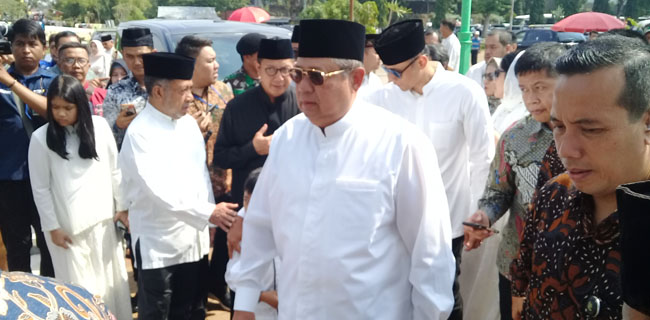 Haru, Elite Demokrat Dampingi SBY Di Pemakaman Eyang Habibah
