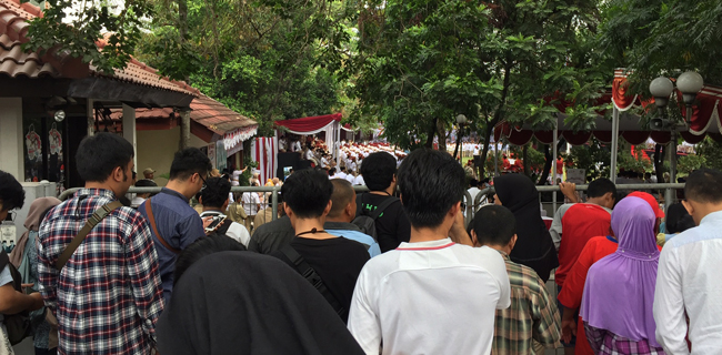 Tertutup, Warga Saksikan Upacara Kemerdekaan Di DPP Gerindra Dari Luar Pagar