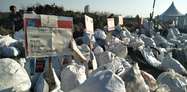Bareng Relawan, Menteri Susi Kumpulkan 7,5 Ton Sampah Di Pantai Timur