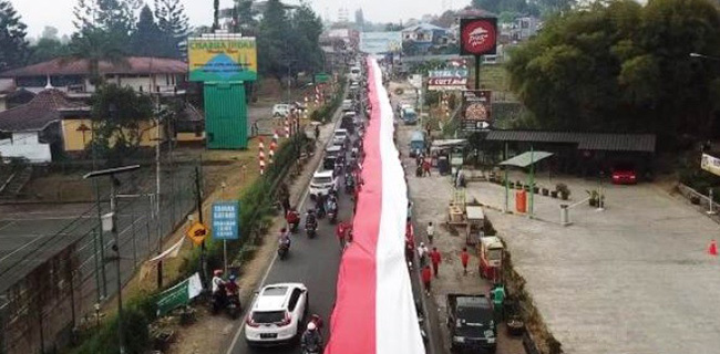 Kumpulkan Dana Rp 15 juta, Ribuan Warga Cisarua Bogor Kirab Bendera Merah Putih Sepanjang 400 Meter
