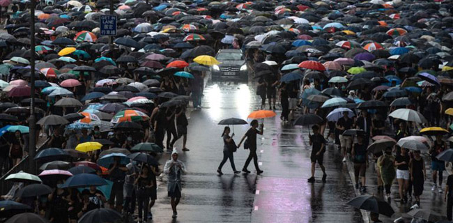 Massa Kembali Turun, Jalanan Hong Kong Jadi Lautan Payung
