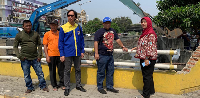 Jelang Penghujan, Dinas SDA DKI Mulai Keruk Sampah Di Kali