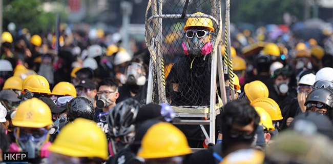 Massa Helm Kuning Dihajar Gas Air Mata Di Kawasan Kwun Tong