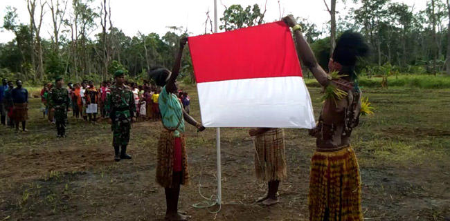 Berpakaian Adat, Warga Dan TNI Upacara Di Perbatasan Indonesia-Papua Nugini